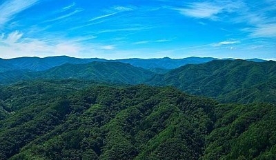 青い空と山々